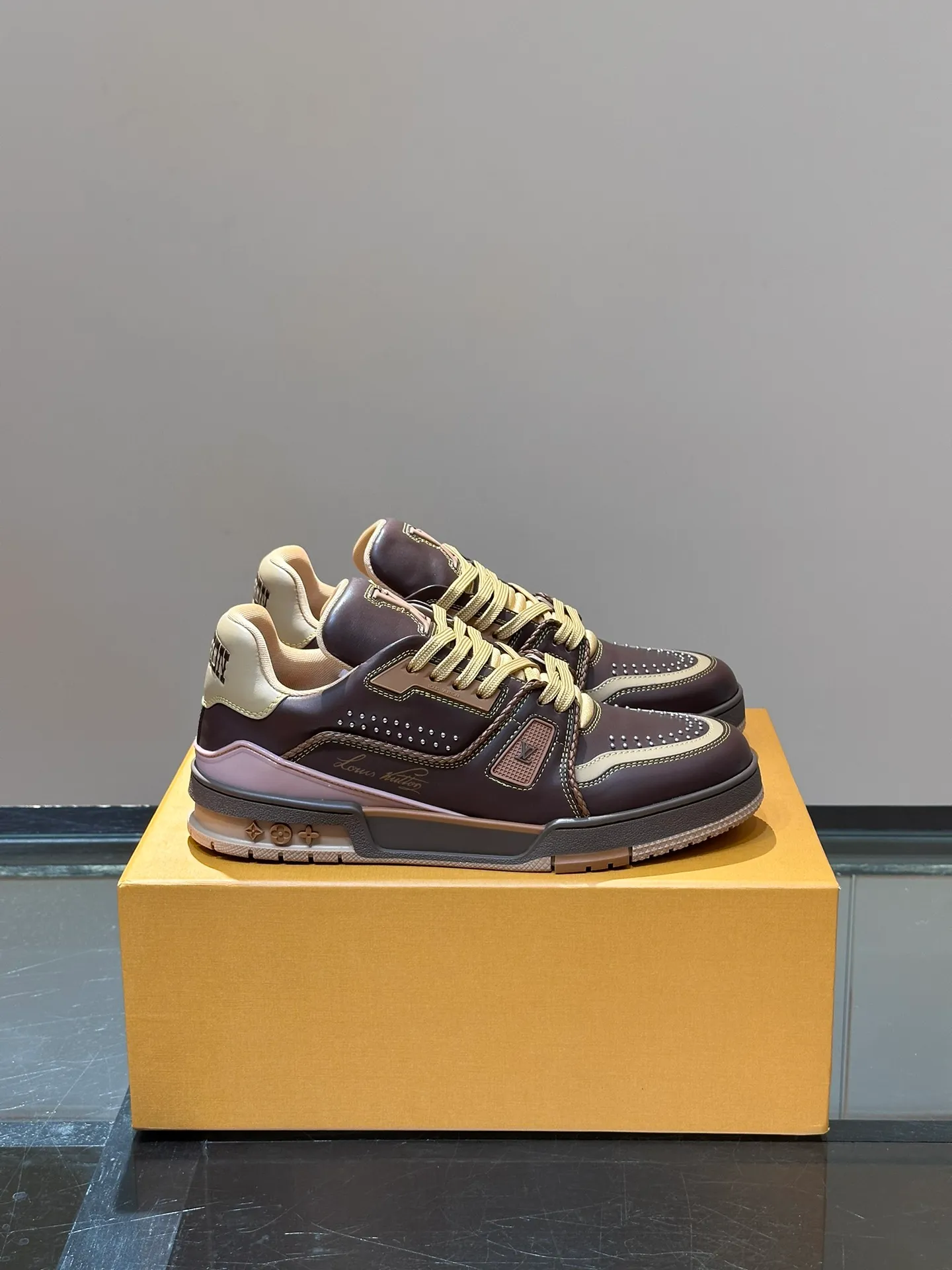 LV P840 men's sneakers, new colors, this LV Trainer sneaker is made of grained calf leather in colorful tones, with rivet decoration on the upper and handwritten Louis Vuitton logo on the side, which contrasts with the western-style Vuitton logo on the rear. The original construction was designed by Virgil Abloh and is inspired by vintage basketball shoes. Continuing the complex upper, the rubber-injected rubber outsole continues the iconic elements, with LV letters on the tongue and sides, Vuitton logo on the rear, Monogram flowers on the outsole, handwritten Louis Vuitton logo on the side, and standard insoles to continue the comfort experience. Comes complete with original box packaging! Size: 38-46